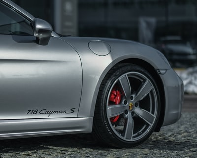 银色保时捷718 Cayman S